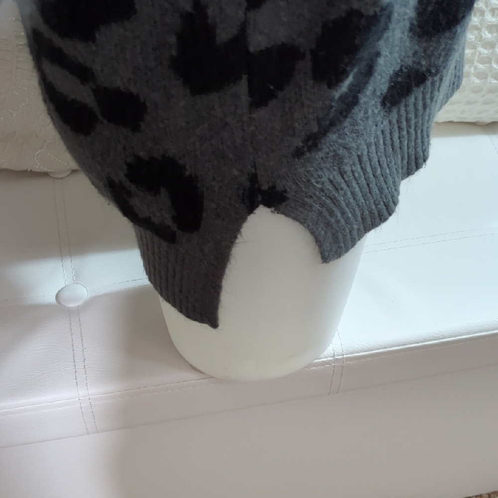 6/$15 Cozy Leopard Print Crewneck Sweater – Gray/Black (XXL) | By George - Picture 5 of 15